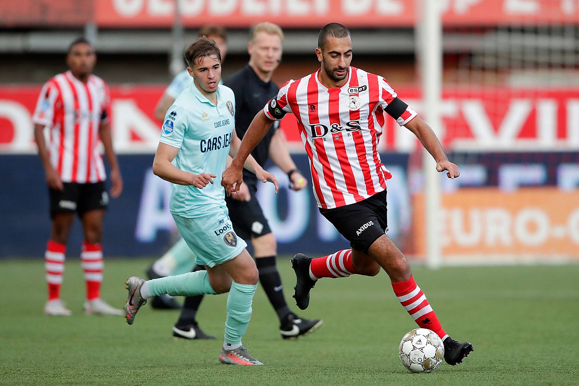 样是中场位 样是中场位