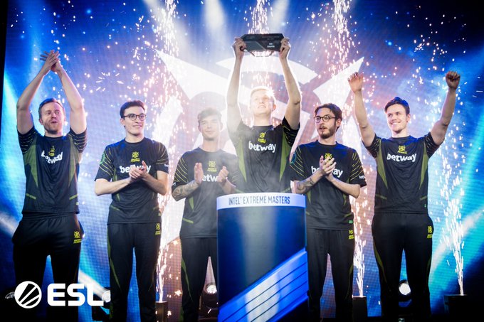 作為當今足 作為當今足